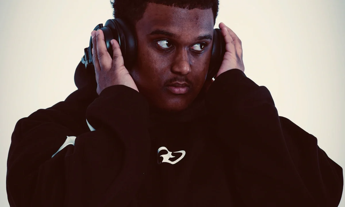 Joel Maxwell Stays in the Pocket Across Xpectations and Its Eleven Tracks
